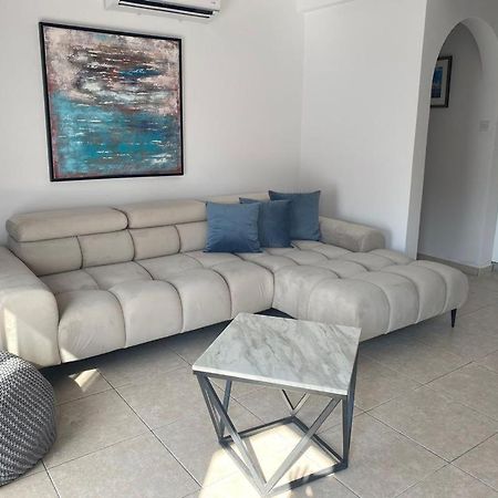 Central Pool-Side 2 Bedroom Apartment In Paphos Extérieur photo