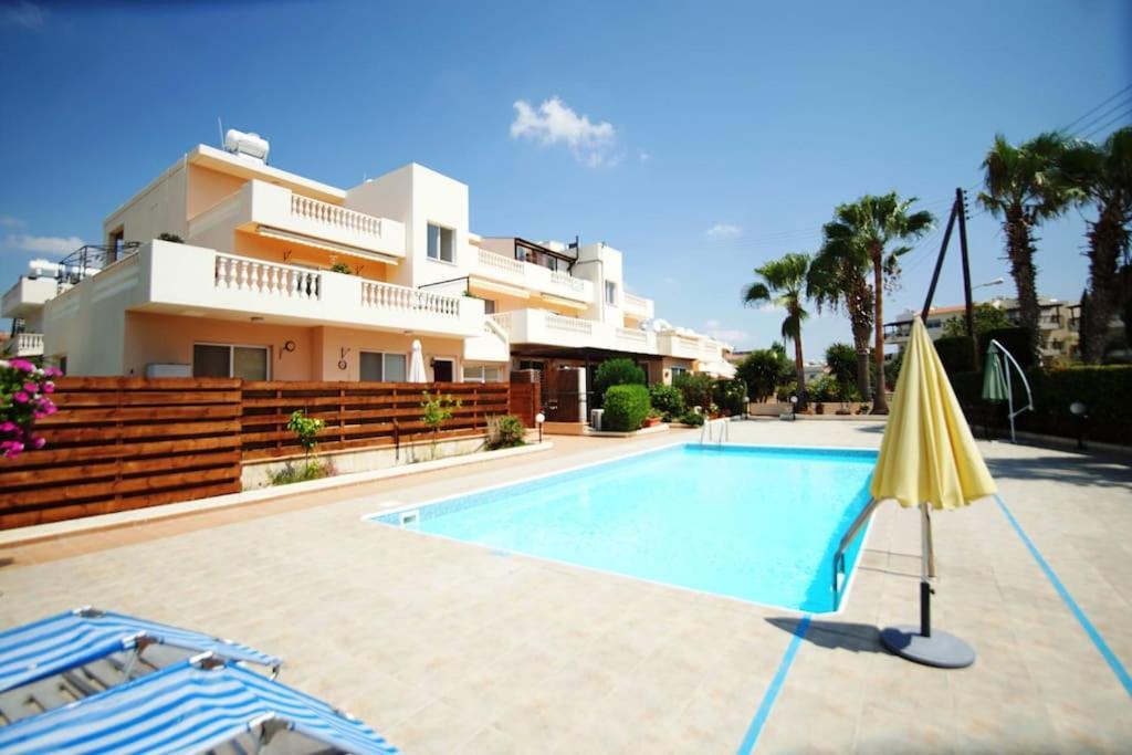 Central Pool-Side 2 Bedroom Apartment In Paphos Extérieur photo