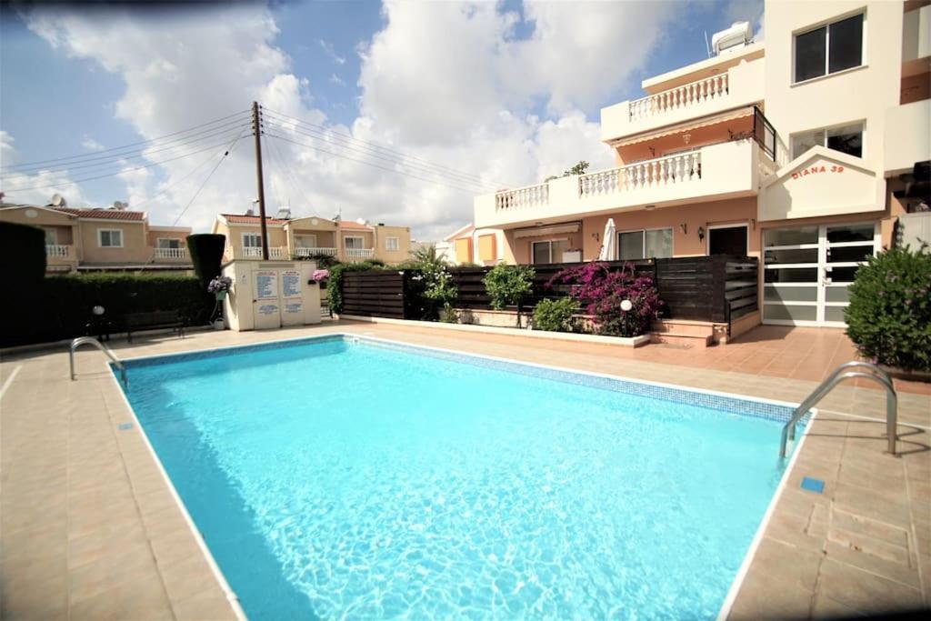 Central Pool-Side 2 Bedroom Apartment In Paphos Extérieur photo