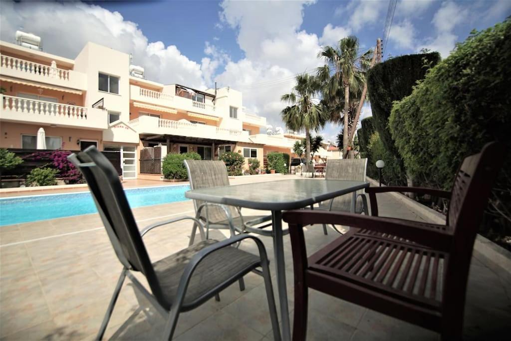Central Pool-Side 2 Bedroom Apartment In Paphos Extérieur photo