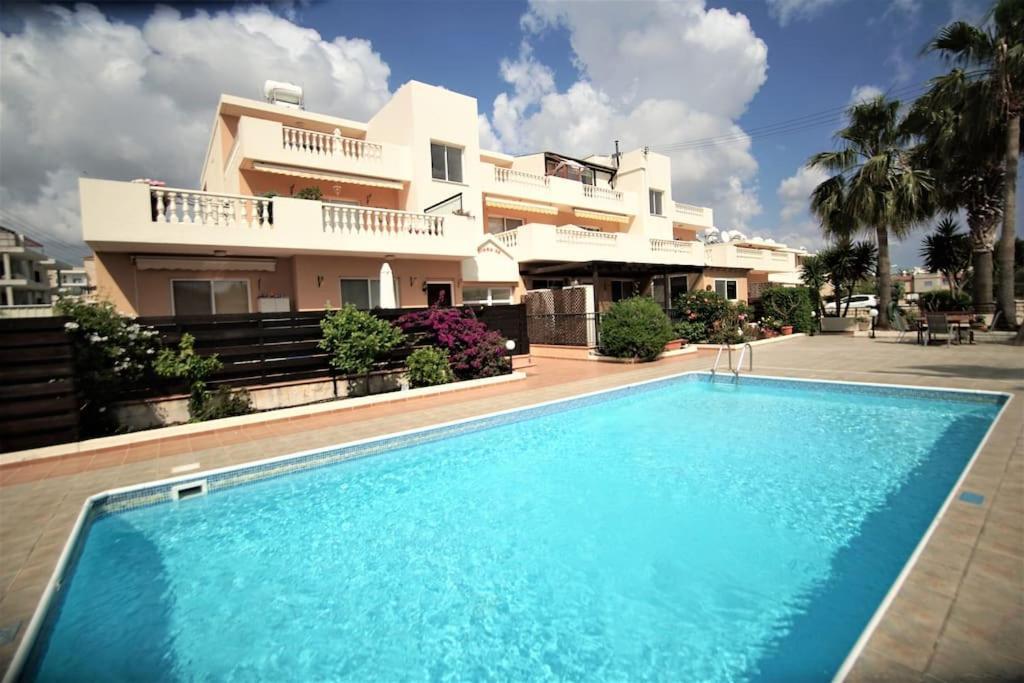 Central Pool-Side 2 Bedroom Apartment In Paphos Extérieur photo