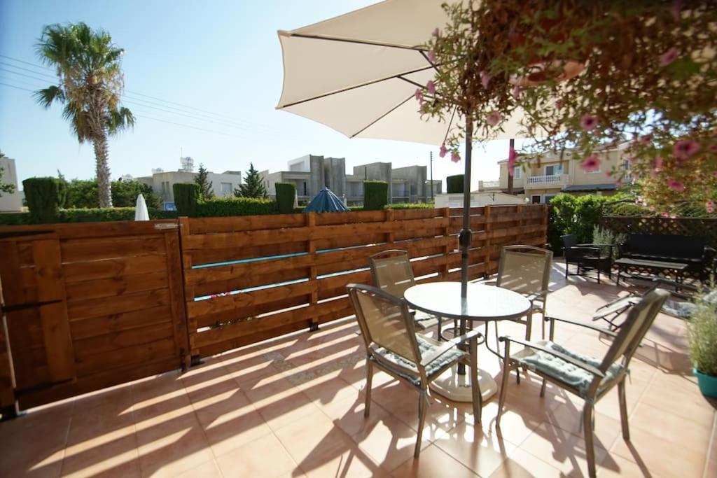 Central Pool-Side 2 Bedroom Apartment In Paphos Extérieur photo