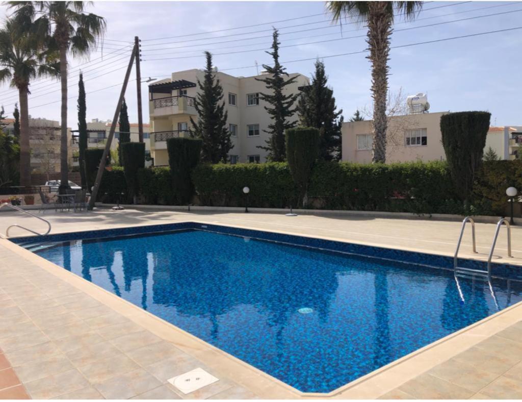 Central Pool-Side 2 Bedroom Apartment In Paphos Extérieur photo