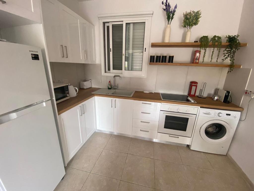 Central Pool-Side 2 Bedroom Apartment In Paphos Extérieur photo