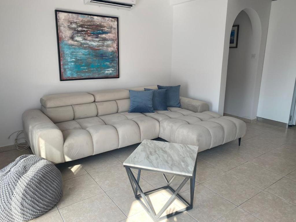 Central Pool-Side 2 Bedroom Apartment In Paphos Extérieur photo