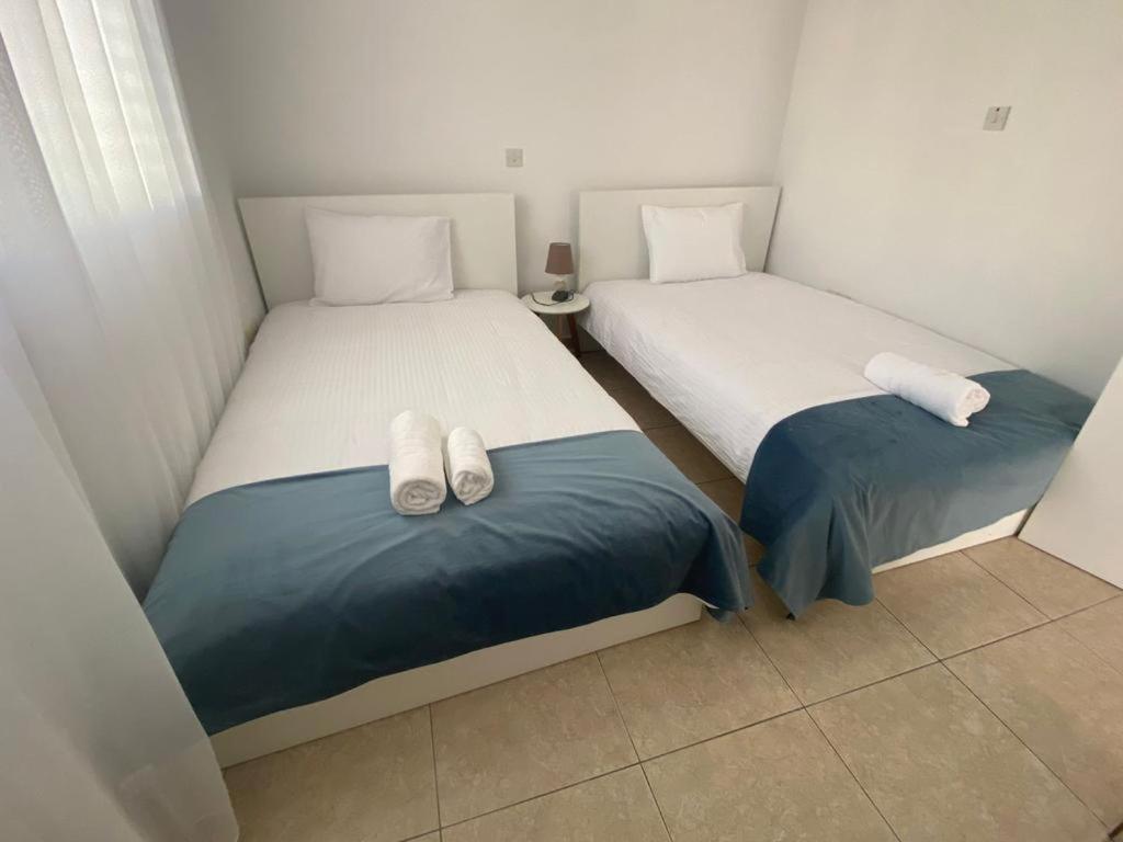 Central Pool-Side 2 Bedroom Apartment In Paphos Extérieur photo