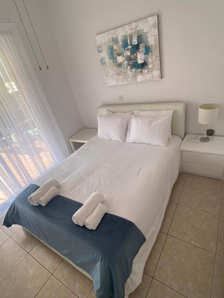 Central Pool-Side 2 Bedroom Apartment In Paphos Extérieur photo