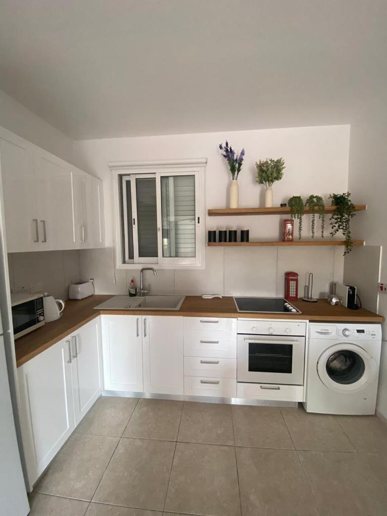 Central Pool-Side 2 Bedroom Apartment In Paphos Extérieur photo
