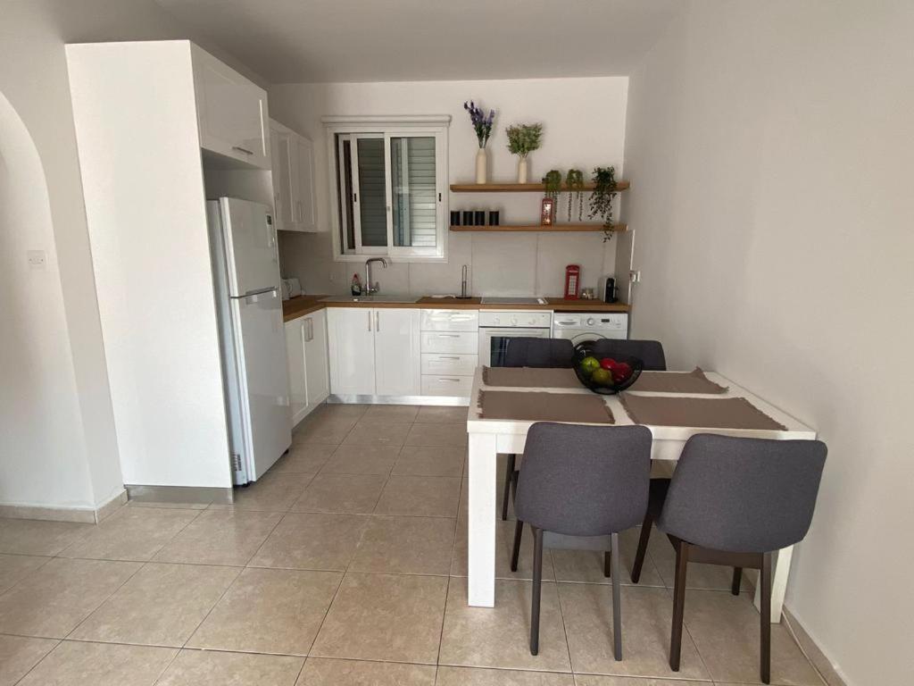 Central Pool-Side 2 Bedroom Apartment In Paphos Extérieur photo